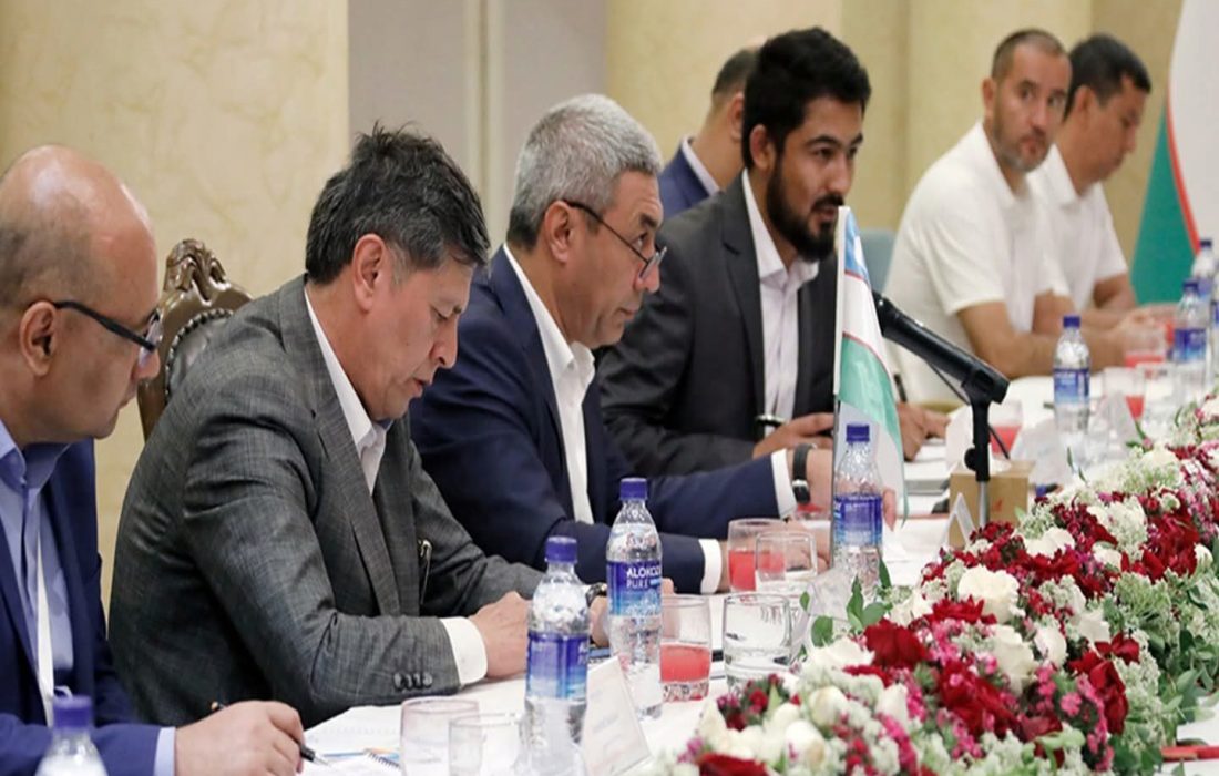 طالبان و اوزبیکستان درباره انتقال فابریکه‌های صنایع سبک به افغانستان گفتگو کردند