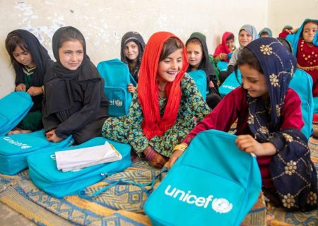 یونیسف با همکاری نهاد‌های بین‌المللی وسایل آموزشی برای کودکان سراسر افغانستان فراهم می‌کند