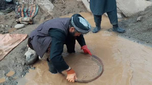 طالبان استخراج غیرقانونی معادن در شغنان بدخشان را متوقف کردند