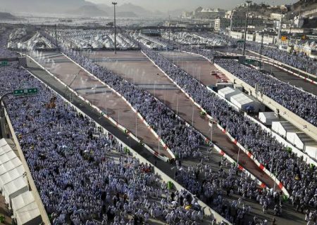 میلیون‌ها زائر در آرامش کامل مراسم رمی جمرات را در منا انجام دادند