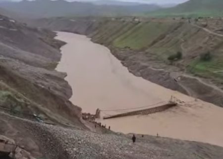 تخریب یک پل مهم روی رودخانه کوکچه در تخار در پی استخراج غیرفنی طلا و سیلاب‌ها