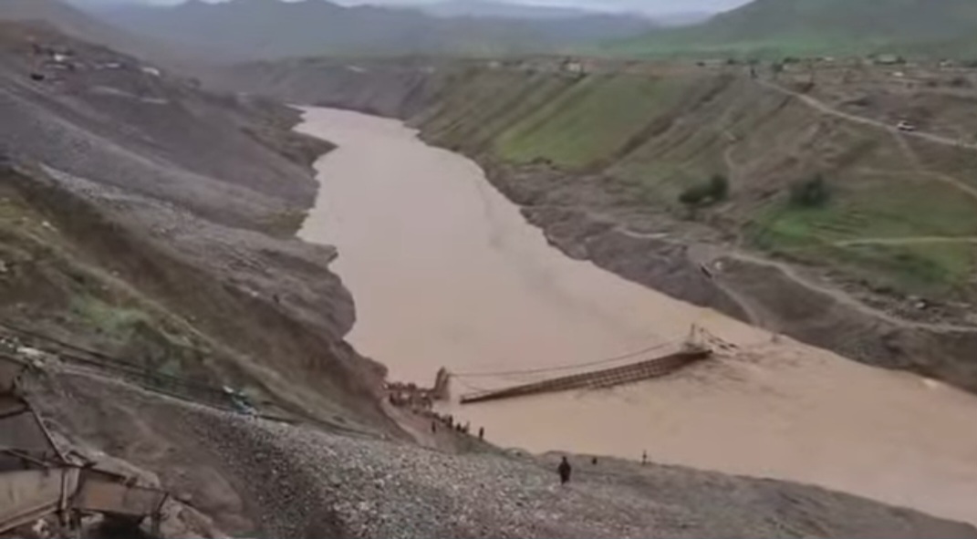 تخریب یک پل مهم روی رودخانه کوکچه در تخار در پی استخراج غیرفنی طلا و سیلابها