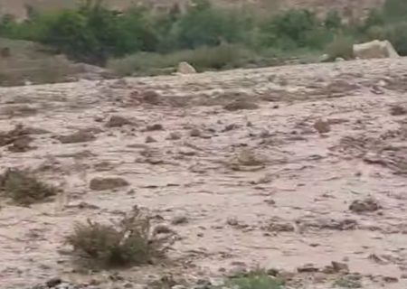 سیلاب شاهراه خنجان–بنو در بغلان را مسدود کرد