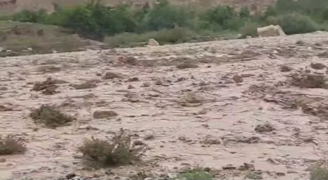 سیلاب شاهراه خنجان–بنو در بغلان را مسدود کرد