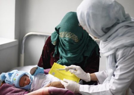 هشدار سازمان‌های جهانی: کمبود قابله‌ها جان مادران و نوزادان در افغانستان را تهدید می‌کند