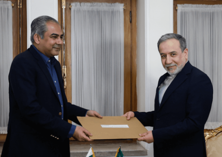 وزیر کشور پاکستان پیام مکتوب شهباز شریف را به رهبر ایران تسلیم کرد