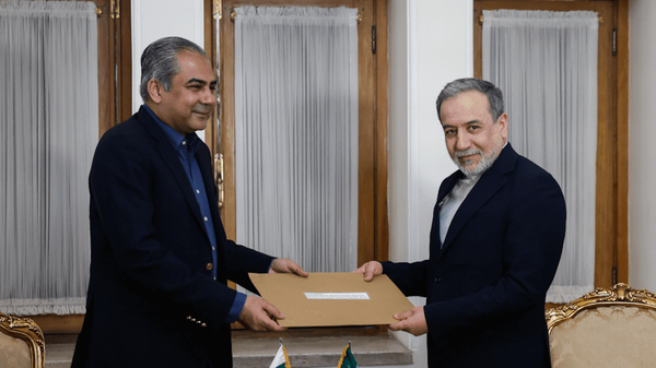 وزیر کشور پاکستان پیام مکتوب شهباز شریف را به رهبر ایران تسلیم کرد