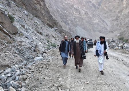 وزیر فواید عامه طالبان از پیشرفت کار پروژه سرک دوشی – بامیان بازدید کرد