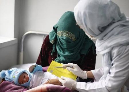 اوچا: از هر ۱۰۰ هزار تولد در افغانستان، ۶۰۰ مادر جان خود را از دست می‌دهند