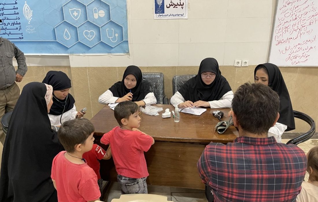 بیش از ۱۲۰ داکتر افغانستانی در مشهد به تشییعکنندگان رهبر شهید خدمات صحی رایگان ارائه میکنند