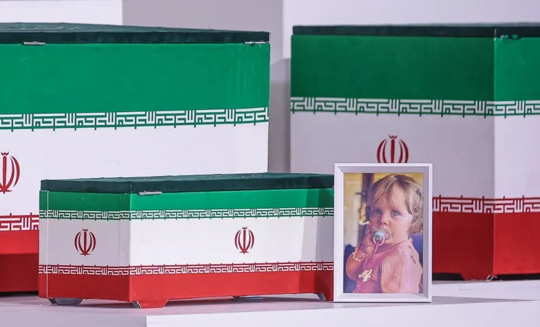 ایندیا تودی: تصویر نوه ۱۴ ماهه آیت‌الله خامنه‌ای در صدر بازتاب‌های جهانی قرار گرفت
