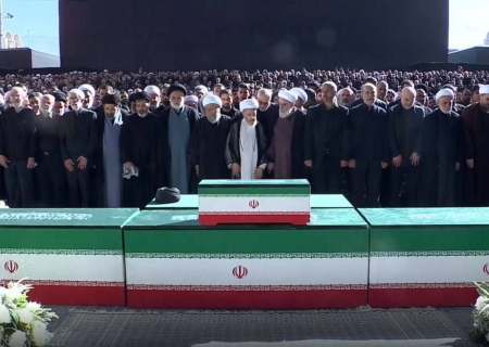 نماز بر پیکر امام شهید به امامت آیت‌الله جعفر سبحانی با حضور میلیونی مردم برگزار شد