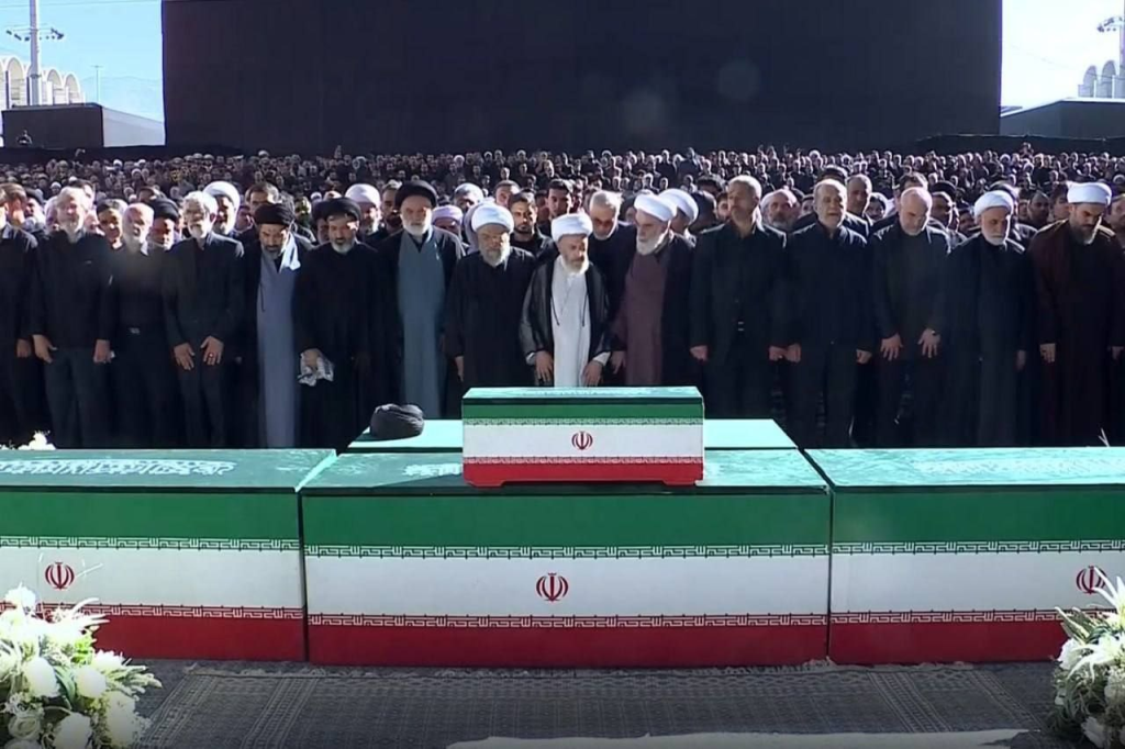 نماز بر پیکر امام شهید به امامت آیت‌الله جعفر سبحانی با حضور میلیونی مردم برگزار شد