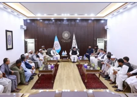 وزیر صنعت و معدن طالبان بر حمایت از صنعت قالین افغانستان تأکید کرد