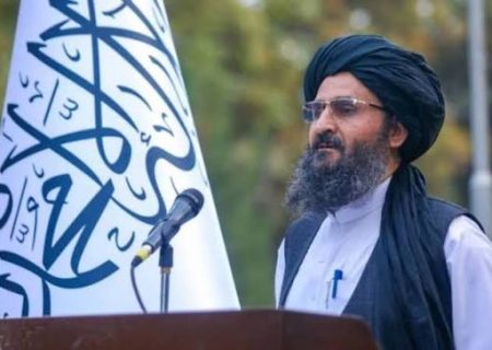 ملا عبدالغنی برادر در رأس هیأت بلندپایه افغانستان برای شرکت در مراسم تشییع رهبر شهید انقلاب اسلامی عازم تهران می‌شود