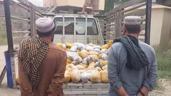 کشف بیش از ۷۰۰ کیلوگرم تریاک در بدخشان؛ طالبان دو نفر را بازداشت کردند
