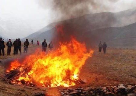 حریق بیش از ۱۱ هزار کیلوگرام تریاک در بدخشان؛ ۲۲ نفر در پیوند به قاچاق بازداشت شدند