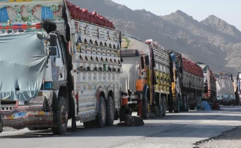 ضرر یک میلیارد دالری به پاکستان در پی انسداد تجارت با افغانستان