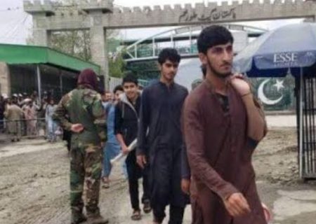 بازگشت ۳۲۵ مهاجر آزادشده از زندان‌های پاکستان به افغانستان
