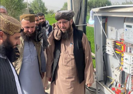 برق‌رسانی به چشمه‌شیر بغلان؛ نزدیک به ۱۵۰ خانواده برای نخستین‌بار صاحب برق شدند