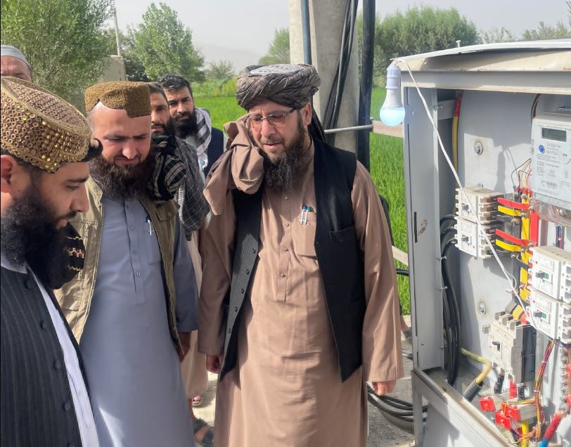 برقرسانی به چشمهشیر بغلان؛ نزدیک به ۱۵۰ خانواده برای نخستینبار صاحب برق شدند
