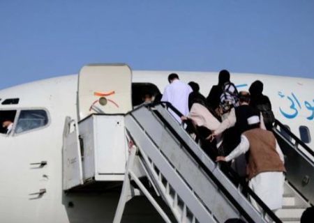 توقف غیرمنتظره پرواز آریانا در مزارشریف؛ ادعای تغییر مسیر برای انتقال یک مقام طالبان