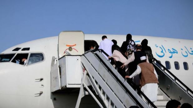 توقف غیرمنتظره پرواز آریانا در مزارشریف؛ ادعای تغییر مسیر برای انتقال یک مقام طالبان