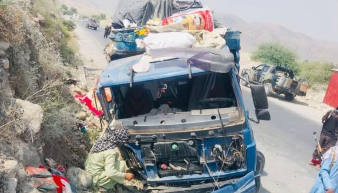 واژگونی موتر حامل آوارگان در لغمان؛ یک زن جان باخت و ۲۷ نفر زخمی شدند