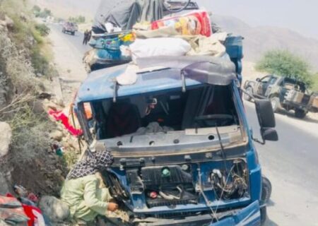 واژگونی موتر حامل آوارگان در لغمان؛ یک زن جان باخت و ۲۷ نفر زخمی شدند