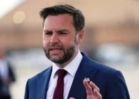 اعتراض به قیمت بنزین، سخنرانی ونس را مختل کرد