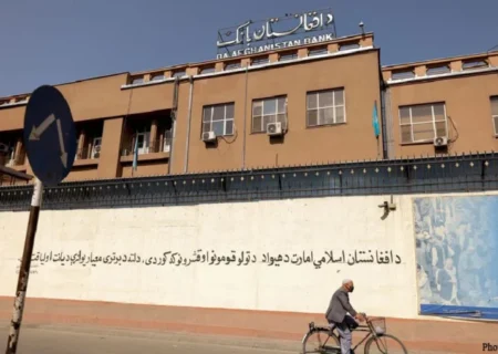 د افغانستان بانک از برنامه رفع محدودیت حساب‌های بانکی تا پایان سال خبر داد