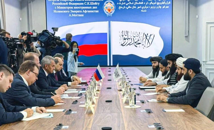 متقی و شویگو درباره گسترش همکاری‌های امنیتی میان طالبان و روسیه گفت‌وگو کردند