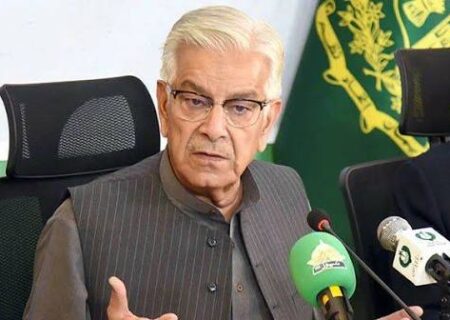 وزیر دفاع پاکستان از تصمیم برای بستن اردوگاه‌های مهاجران افغان خبر داد