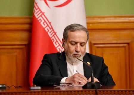 یادداشت عراقچی در فایننشیال تایمز: ایران آماده توافق با آمریکا است، اما تسلیم تهدیدها نمی‌ شود