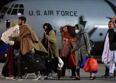 بلومبرگ: آمریکا در پی انتقال پناهجویان افغان به پاکستان است