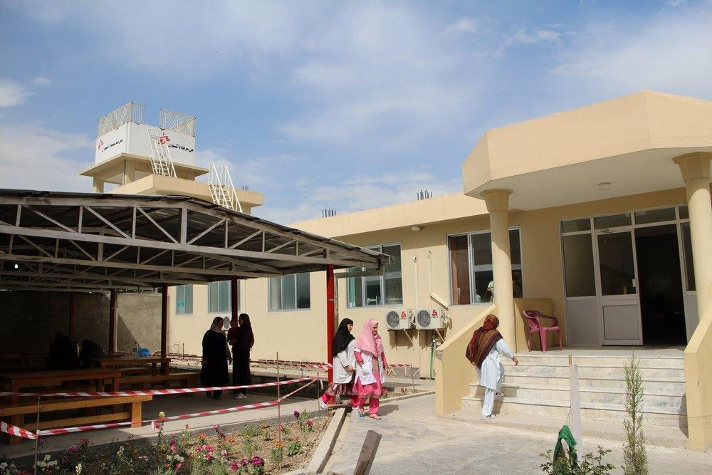 سیاستهای زن ستیزی طالبان زیر سؤال: زایمان یک زن در برابر شفاخانه داکتران بدون مرز در خوست
