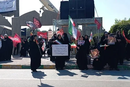 زنجیره انسانی «دانشگاه ایران» با حضور دانشجویان و مردم در مشهد برگزار شد