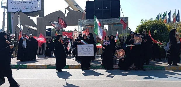 زنجیره انسانی «دانشگاه ایران» با حضور دانشجویان و مردم در مشهد برگزار شد