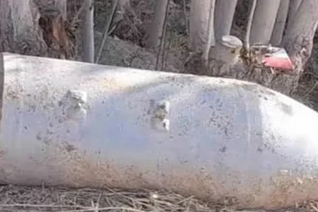 پولیس تخار یک بمب ۵۰۰ کیلوگرامی را در ولسوالی بنگی کشف و منهدم کرد